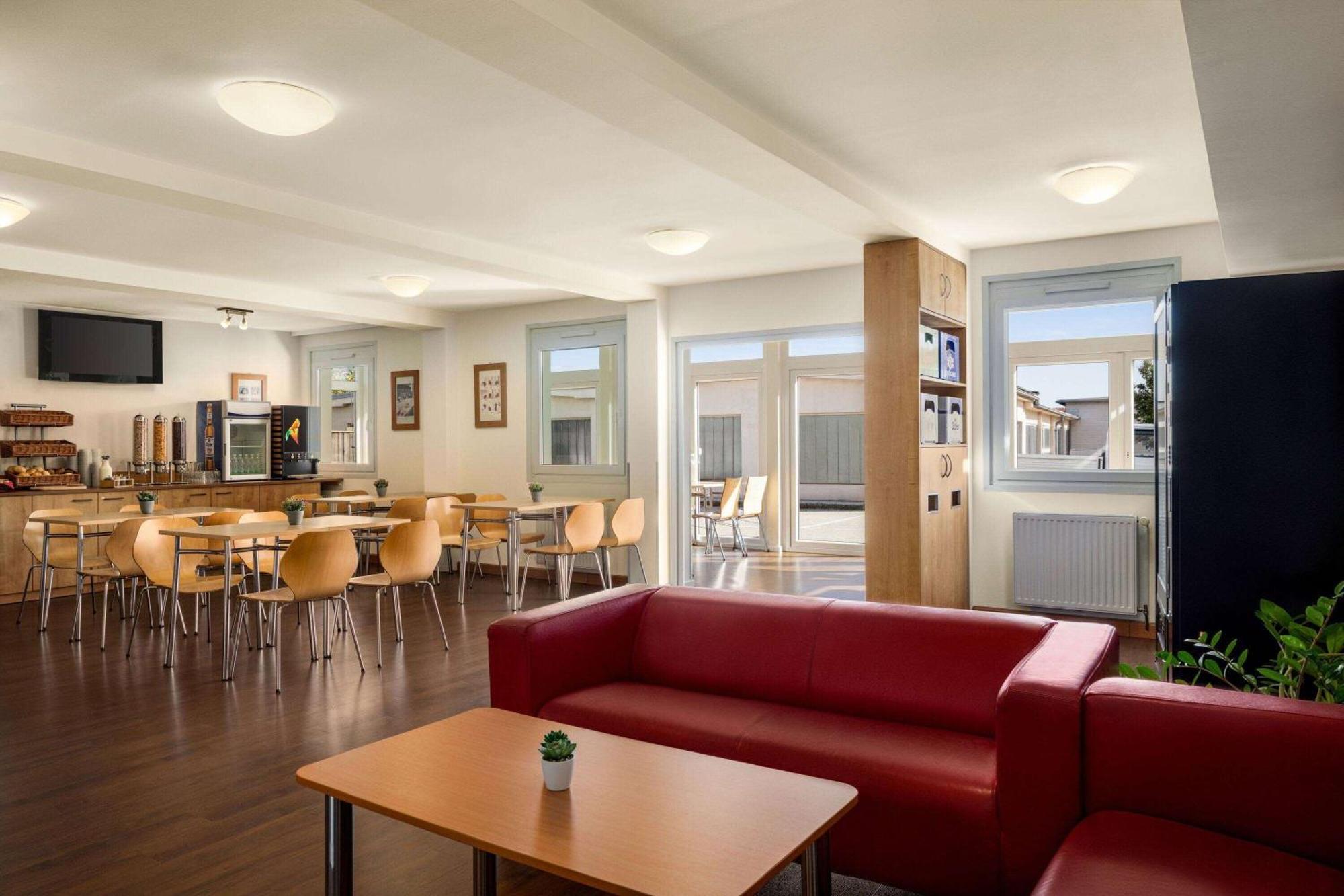 Hotel AMEDIA Express Sattledt I contactless check-in Esterno foto