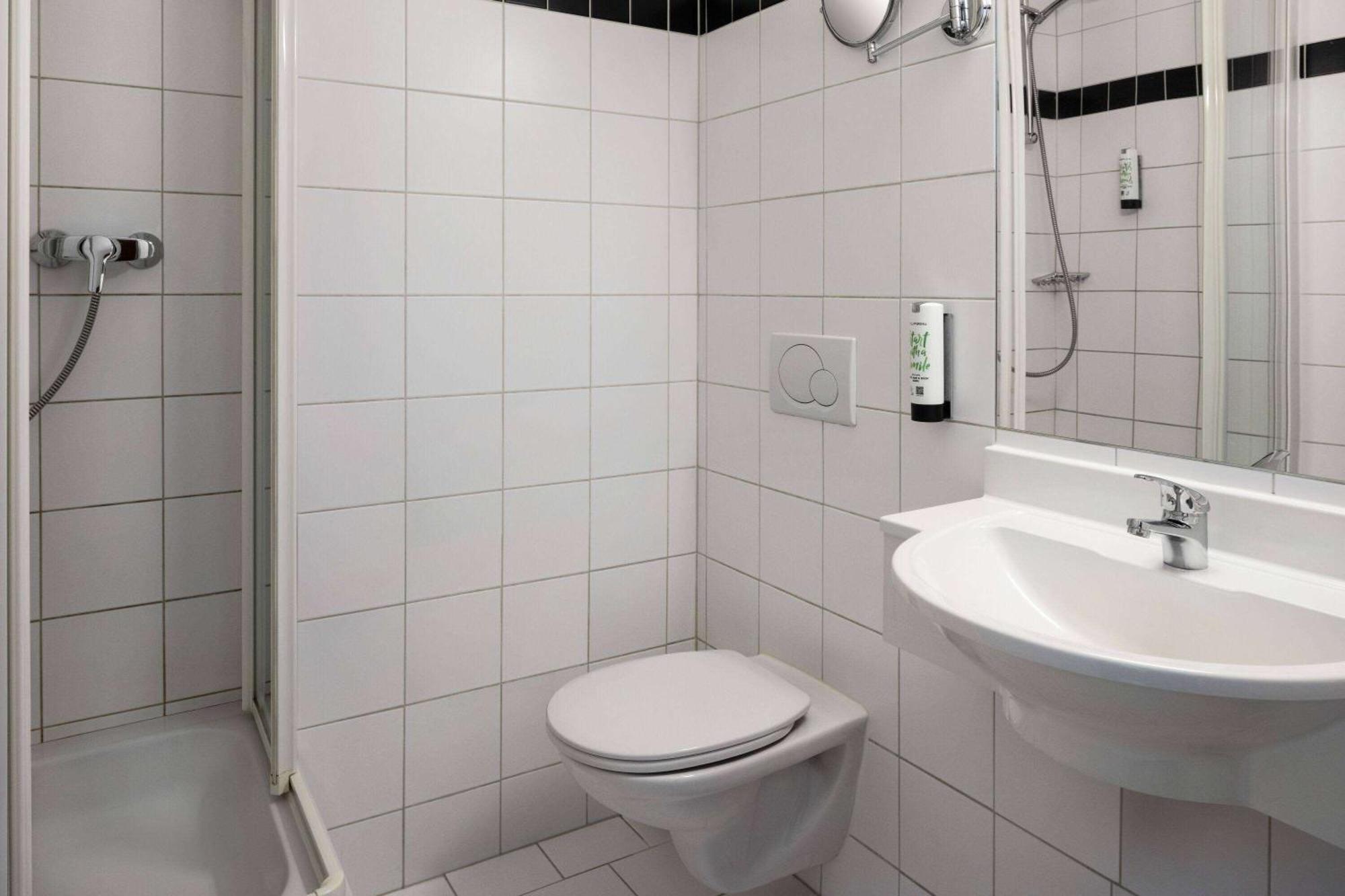 Hotel AMEDIA Express Sattledt I contactless check-in Esterno foto