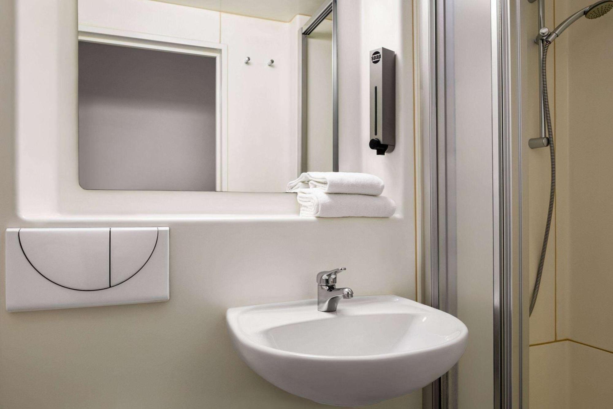Hotel AMEDIA Express Sattledt I contactless check-in Esterno foto