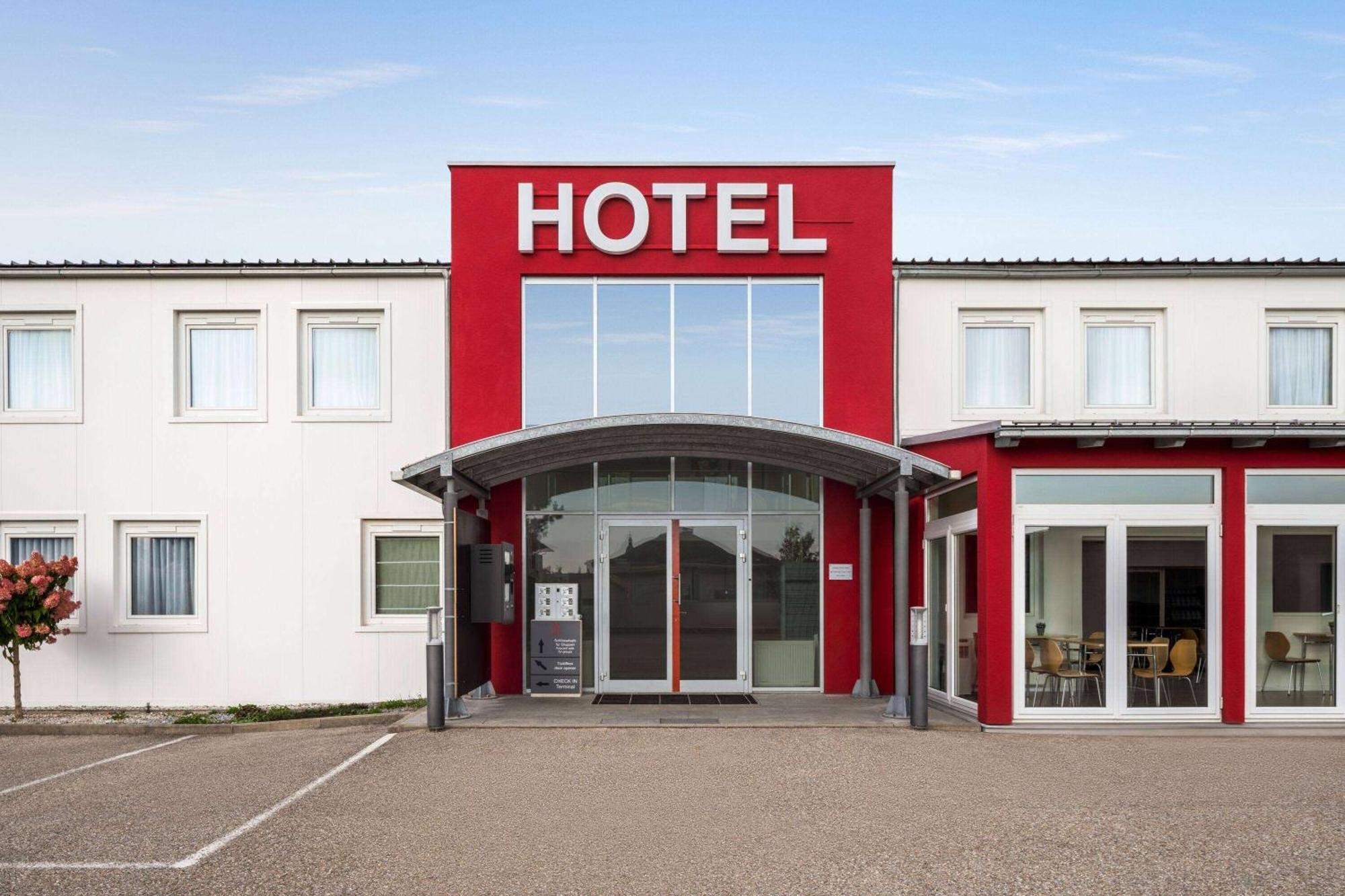 Hotel AMEDIA Express Sattledt I contactless check-in Esterno foto