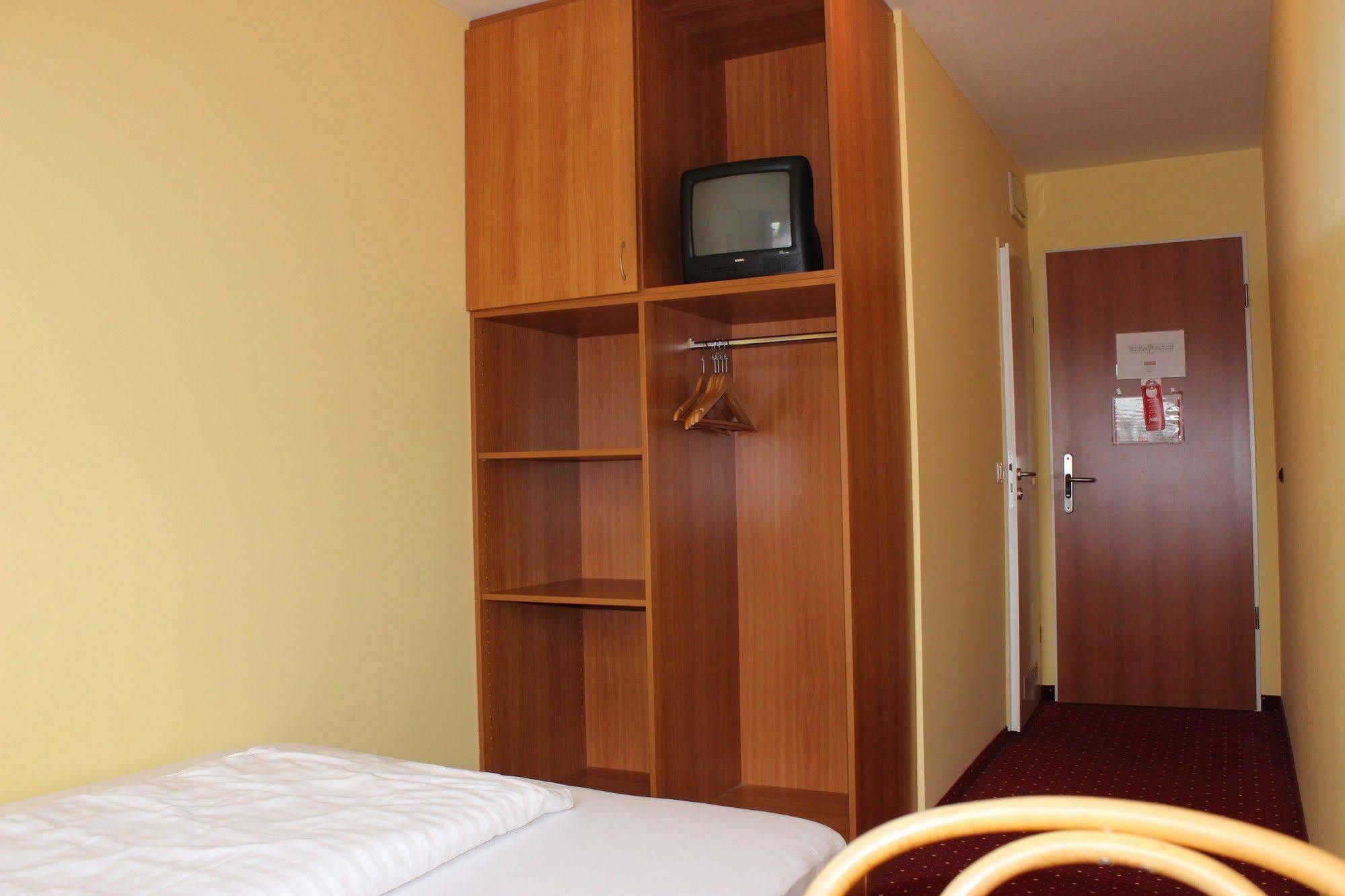 Hotel AMEDIA Express Sattledt I contactless check-in Esterno foto