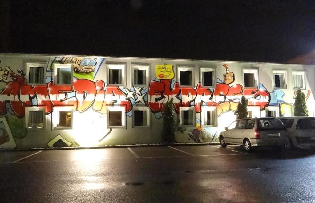 Hotel AMEDIA Express Sattledt I contactless check-in Esterno foto