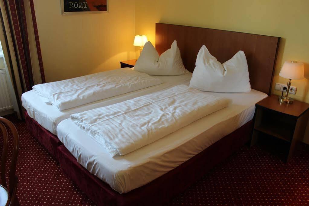 Hotel AMEDIA Express Sattledt I contactless check-in Esterno foto